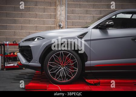 Nahaufnahme von Lamborghini Urus Vorderrad und Kotflügel Stockfoto
