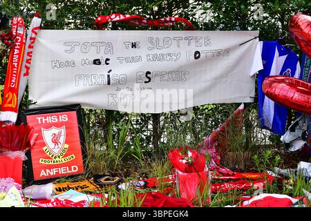 Floral Tributs, Tücher, Ballons, Beileidsbotschaften etc. Sind vor dem Liverpool Football Club in Erinnerung an Diogo Jota, der in RTA getötet wurde. Stockfoto