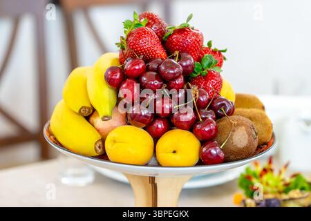 Rohe Früchte Beeren Sortimentplatte auf dem Teller, frische Speisen Stockfoto