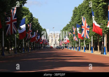 Union Jack und französische Flaggen säumen die Mall in London für den Staatsbesuch von Präsident Emmanuel Macron und seiner Frau Brigitte im Juli 2025, Großbritannien. Stockfoto