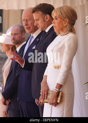 (Von links nach rechts) König Karl III., französischer Präsident Emmanuel Macron und seine Frau Brigitte Macron bei der feierlichen Begrüßung des Staatsbesuchs des französischen Präsidenten in Großbritannien in Windsor Castle, Berkshire. Bilddatum: Dienstag, 8. Juli 2025. Stockfoto