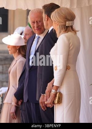(Von links nach rechts) König Karl III., französischer Präsident Emmanuel Macron und seine Frau Brigitte Macron bei der feierlichen Begrüßung des Staatsbesuchs des französischen Präsidenten in Großbritannien in Windsor Castle, Berkshire. Bilddatum: Dienstag, 8. Juli 2025. Stockfoto
