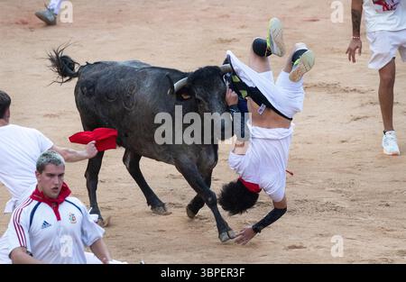 Eine wilde Kuh springt am 8. Juli 2025 Morgen in Pamplona, Nordspanien, über Schwärmer und Läufer, als sie in die Stierkampfarena eindringt, nach dem zweiten „encierro“ oder „Running-with-the-Bulls“ in der berühmten Fiesta de San Fermín. Nachdem die Stiere durch die Straßen gelaufen sind, werden einige wilde Kühe freigelassen, um den Läufern Spaß zu bereiten. Das 8-tägige Festival, das der amerikanische Schriftsteller Ernest Hemingway in seinem 1926 erschienenen Roman „The Sun Also Rises“ berühmt gemacht hat, zieht Tausende von Nachtschwärmern an, die ihr Können, Glück und Tapferkeit in den Bullenläufen ausprobieren. Dieser Vorfall hat glücklicherweise keine Vergiftung verursacht. Foto von Jim Hollander/UPI Stockfoto