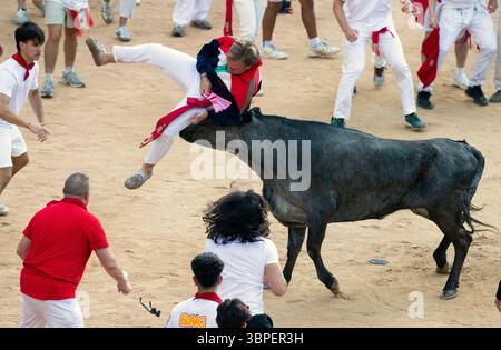 Eine wilde Kuh springt am 8. Juli 2025 Morgen in Pamplona, Nordspanien, über Schwärmer und Läufer, als sie in die Stierkampfarena eindringt, nach dem zweiten „encierro“ oder „Running-with-the-Bulls“ in der berühmten Fiesta de San Fermín. Nachdem die Stiere durch die Straßen gelaufen sind, werden einige wilde Kühe freigelassen, um den Läufern Spaß zu bereiten. Das 8-tägige Festival, das der amerikanische Schriftsteller Ernest Hemingway in seinem 1926 erschienenen Roman „The Sun Also Rises“ berühmt gemacht hat, zieht Tausende von Nachtschwärmern an, die ihr Können, Glück und Tapferkeit in den Bullenläufen ausprobieren. Dieser Vorfall hat glücklicherweise keine Vergiftung verursacht. Foto von Jim Hollander/UPI Stockfoto