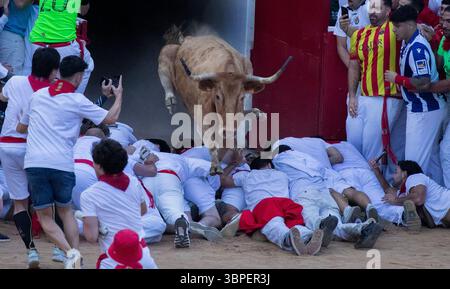 Eine wilde Kuh springt am 8. Juli 2025 Morgen in Pamplona, Nordspanien, über Schwärmer und Läufer, als sie in die Stierkampfarena eindringt, nach dem zweiten „encierro“ oder „Running-with-the-Bulls“ in der berühmten Fiesta de San Fermín. Nachdem die Stiere durch die Straßen gelaufen sind, werden einige wilde Kühe freigelassen, um den Läufern Spaß zu bereiten. Das 8-tägige Festival, das der amerikanische Schriftsteller Ernest Hemingway in seinem 1926 erschienenen Roman „The Sun Also Rises“ berühmt gemacht hat, zieht Tausende von Nachtschwärmern an, die ihr Können, Glück und Tapferkeit in den Bullenläufen ausprobieren. Dieser Vorfall hat glücklicherweise keine Vergiftung verursacht. Foto von Jim Hollander/UPI Stockfoto