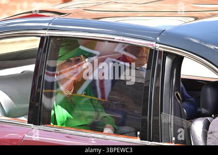 Windsor, Großbritannien. Oktober 2024. Königin Camilla, König Karl III., aufgenommen während einer Begrüßungszeremonie in der Datchet Road in Windsor, westlich von London, Großbritannien am 8. Juli 2025, vor einem dreitägigen Staatsbesuch des französischen Präsidenten und seiner Frau. Foto: Eliot Blondet/ABACAPRESS.COM Credit: Abaca Press/Alamy Live News Stockfoto
