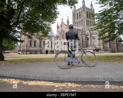 Eine Statue von Edward Elgar vor der Hereford Cathedral in Herefordshire, Großbritannien. Stockfoto