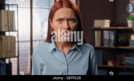 Porträt Kaukasisches Mädchen wütend wütende Wut verrückte aggressive Geschäftsfrau weibliche Arbeiterin Geschäftsfrau Arbeitgeberin Chef im Büro schaut auf Kamera schreien Stockfoto