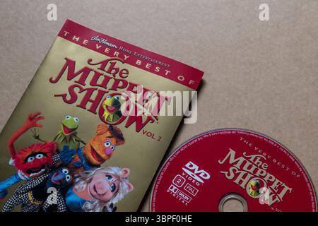 Das Muppet Show DVD Cover mit Hauptfiguren mit CD isoliert auf glattem Papphintergrund Stockfoto