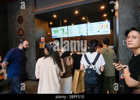 Eröffnung einer Niederlassung des chinesischen Kaffeeunternehmens Luckin Coffee in Chelsea in New York am Dienstag, 1. Juli 2025. Dies ist der zweite US-Standort der Firma, der andere befindet sich im East Village. Luckin hat mehr Geschäfte in Asien als Starbucks. (© Richard B. Levine) Stockfoto