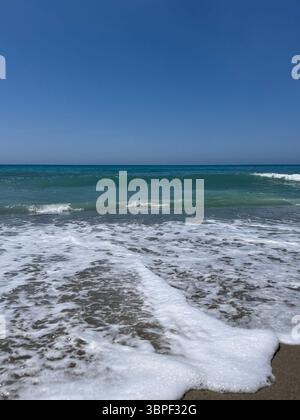 Die glatte Wasserstruktur schafft einen friedlichen und vielseitigen Hintergrund für Natur- und Reisethemen Stockfoto