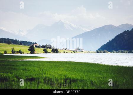 Große Nebel Blick auf die alpine Valley mit Haidersee See. Malerisch und wunderschön morgen Szene. Ort San Valentino Alla Muta Dorf, Bolz Stockfoto