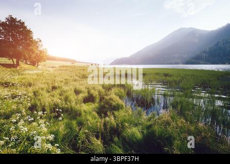 Große Nebel Blick auf die alpine Valley mit Haidersee See. Malerisch und wunderschön morgen Szene. Ort San Valentino Alla Muta Dorf, Bolz Stockfoto