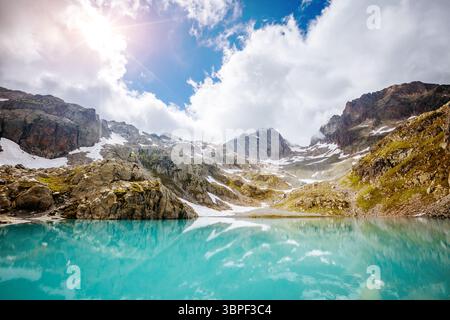 Lebendige Hügel im Tageslicht auf dem Lac Blanc (White Lake). Malerische und wunderschöne Szene. Lage Ort Chamonix Resort, Naturschutzgebiet Aiguilles Rouge Stockfoto