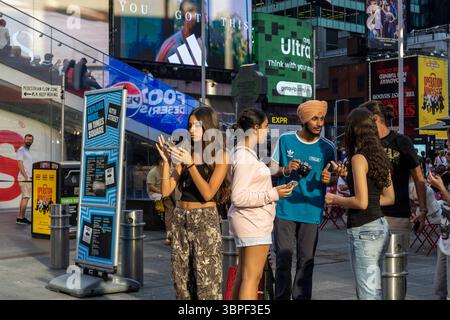 Aktivitäten am Times Square in New York am Mittwoch, 2. Juli 2025. New York City erlebt in diesem Jahr einen Rückgang des Tourismus, der Berichten zufolge auf die Politik der Trump-Regierung zurückzuführen ist. (© Richard B. Levine) Stockfoto