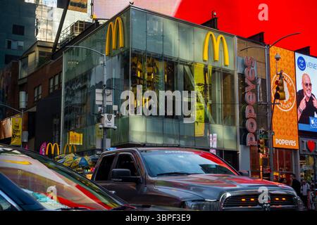 Am Mittwoch, den 2. Juli 2025, passieren die Menschenmassen ein McDonald's Restaurant am Times Square in New York. (© Richard B. Levine) Stockfoto