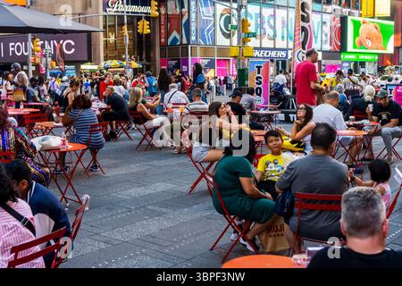 Aktivitäten am Times Square in New York am Mittwoch, 2. Juli 2025. New York City erlebt in diesem Jahr einen Rückgang des Tourismus, der Berichten zufolge auf die Politik der Trump-Regierung zurückzuführen ist. (© Richard B. Levine) Stockfoto
