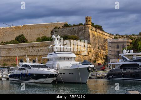 Yachten in Marina di Valletta und Floriana Lines Befestigungsanlagen in Floriana (Il-Furjana), Malta. Stockfoto