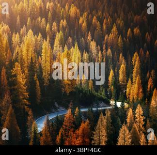 Toller Blick auf die kurvenreiche Straße. Dramatische und wunderschöne Szene. Lage Nationalpark Tre Cime di Lavaredo, Dolomiti Alp, Südtirol, Italien, Europa. Drohne Stockfoto