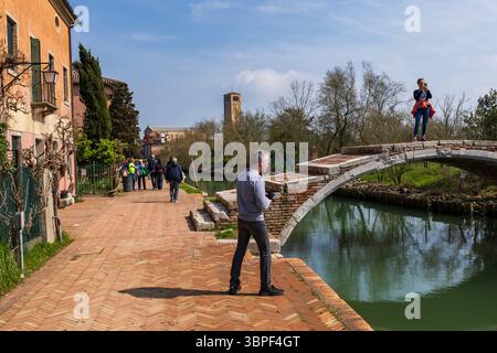 Die Insel Torcello in der Lagune von Venedig, Italien. Ponte del Diavolo – die Teufelsbrücke, eine Bogenbrücke aus dem 15. Jahrhundert über den Maggiore-Kanal A Stockfoto