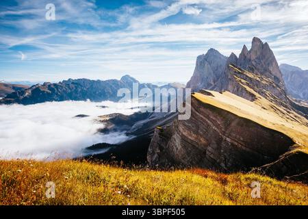 Luftaufnahme des Alpine Valley im Sonnenlicht. Große und wunderschöne morgen Szene. Ort Nationalpark Puez-geisler, Gardena, Seceda Peak, Geisler Stockfoto