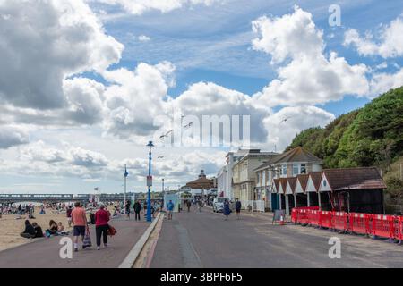 Undercliff Drive, Bournemouth, Großbritannien - 28. Mai 2025: Straße zwischen East Cliff und Strand. Stockfoto