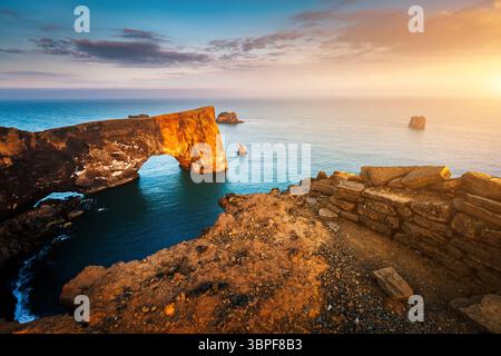 Erstaunlich schwarzen Bogen von Lava in das Meer auf der kleinen Halbinsel. Beliebte Touristenattraktion. Ungewöhnliche und wunderschöne Szene. Lage Sudurland, Kap Dy Stockfoto