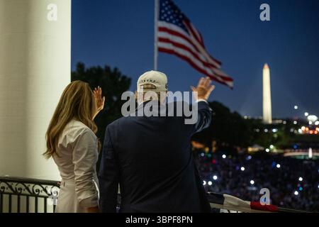 Präsident Donald Trump und First Lady Melanie Trump sehen ein Feuerwerk vom 4. Juli über der National Mall vom Blue Room Balcony aus Stockfoto
