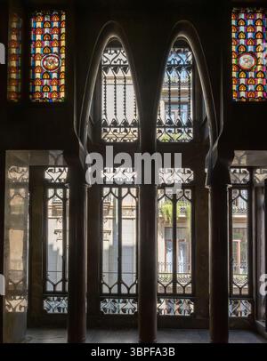 Innenansicht der großen Halle von Palau Güell, die Antoni Gaudí innovative Verwendung von Parabolbögen in den Fenstern zeigt, Barcelona, Spanien. Stockfoto
