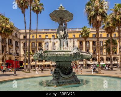 Der berühmte Brunnen Font de les Tres Gràcies, umgeben von Arkaden und Palmen auf der Plaza Reial in Barcelona, Spanien. Stockfoto