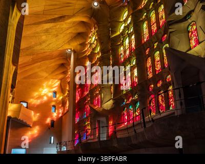 Sonnenlicht strömt durch die farbenfrohen Buntglasfenster und erzeugt wunderschöne Lichteffekte in La Sagrada Familia, Barcelona, Spanien. Stockfoto