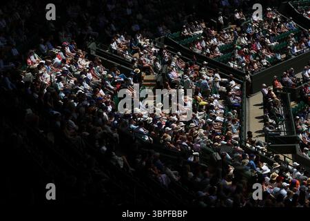 Juli 2025; All England Lawn Tennis and Croquet Club, London, England; Wimbledon Tennis Tournament, Tag 9; ZuschauerInnen in Court Nummer Eins, die Taylor Fritz (USA) gegen Karen Khachanov (RUS) im Viertelfinale im Einzel-Spiel der Herren beobachten Stockfoto