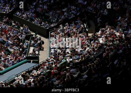 Juli 2025; All England Lawn Tennis and Croquet Club, London, England; Wimbledon Tennis Tournament, Tag 9; ZuschauerInnen in Court Nummer Eins, die Taylor Fritz (USA) gegen Karen Khachanov (RUS) im Viertelfinalspiel der Herren beobachten Stockfoto