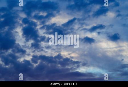 Dramatisch düsterer Himmel. Dunkle Gewitterwolken. Natürliches Wetter Hintergrund Stockfoto