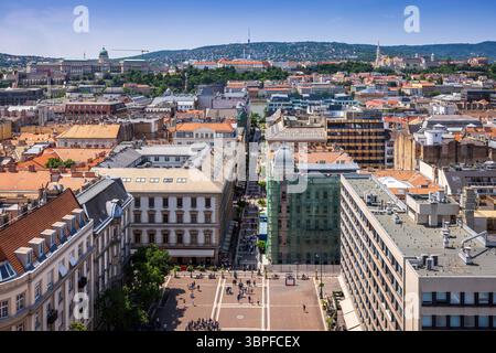 Panoramablick auf Budapest von der Stephansbasilika aus, mit Budaer Burg, Matthiaskirche, Fischerbastei und der Donau unter einer Clea Stockfoto