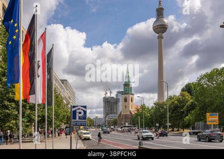 Die Karl-Liebknecht-Straße mit der Mariemkirche in Berlin-Mitte. Hinter der Marienkirche das Hovhhaus vom Park inn Hotel, links daneben die Baustelle des 134 Meter hohen Mynd-Hochhäuser am Kaufhaus Galeria Kaufhof. Rechts im Foto der Fernsehturm. *** Karl-Liebknecht-Straße mit Mariemkirche in Berlin Mitte hinter der Marienkirche befindet sich das Hotel Park Inn, links die Baustelle des 134 Meter hohen Mynd-Hochhauses am Kaufhof Galeria rechts vom Foto befindet sich der Fernsehturm Stockfoto