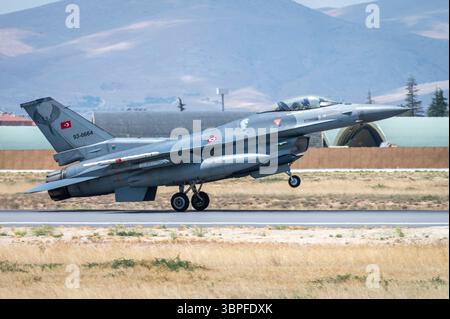 Konya, Türkei - 07.02.2025: Mehrere Kriegsflugzeuge aus der Türkei, den Vereinigten Staaten, Katar, Ägypten, Ungarn, die Luftstreitkräfte Aserbaidschans und Saudi-Arabiens versammeln sich für eine Stockfoto