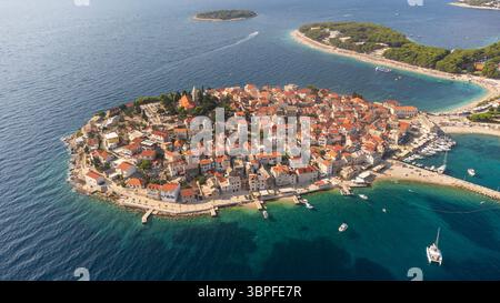 Luftpanorama der touristischen Stadt Primosten in Kroatien. Blick aus der Vogelperspektive auf die Landschaft mit dem Dorf und der kroatischen Adriaküste im Sommer Stockfoto