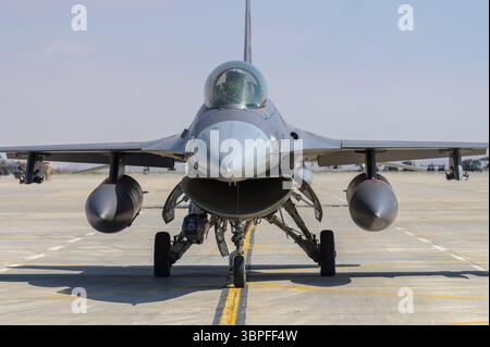 Konya, Türkei - 07.02.2025: Mehrere Kriegsflugzeuge aus der Türkei, den Vereinigten Staaten, Katar, Ägypten, Ungarn, die Luftstreitkräfte Aserbaidschans und Saudi-Arabiens versammeln sich für eine Stockfoto