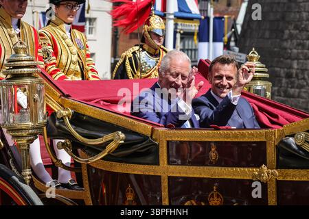 London, Großbritannien. Juli 2025. König Karl III. Und der französische Präsident Emmanuel Macron. Der König und die Königin, Prinz und Prinzessin von Wales, der französische Präsident und seine Frau, Herr und Frau Macron, sowie der französische Botschafter und andere Unternehmen im Rahmen des französischen Staatsbesuchs eine Kutschprozession durch Windsor und entlang eines Teils des langen Spaziergangs zum Schloss Windsor. Quelle: Imageplotter/Alamy Live News Stockfoto