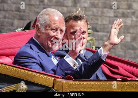 London, Großbritannien. 87. Juli 2025. Der König und die Königin, Prinz und Prinzessin von Wales, der französische Präsident und seine Frau, Herr und Frau Macron, sowie der französische Botschafter und andere Unternehmen im Rahmen des französischen Staatsbesuchs eine Kutschprozession durch Windsor und entlang eines Teils des langen Spaziergangs zum Schloss Windsor. Quelle: Imageplotter/Alamy Live News Stockfoto