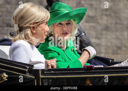 London, Großbritannien. Juli 2025. Brigitte Macron und Königin Camilla. Der König und die Königin, Prinz und Prinzessin von Wales, der französische Präsident und seine Frau, Herr und Frau Macron, sowie der französische Botschafter und andere Unternehmen im Rahmen des französischen Staatsbesuchs eine Kutschprozession durch Windsor und entlang eines Teils des langen Spaziergangs zum Schloss Windsor. Quelle: Imageplotter/Alamy Live News Stockfoto