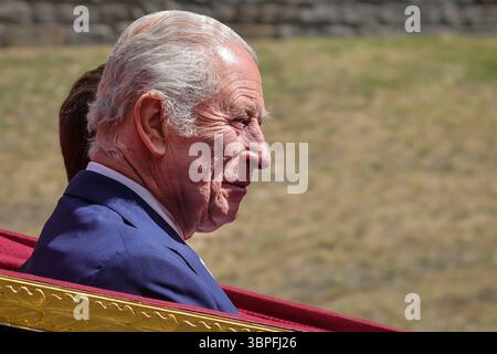 London, Großbritannien. Juli 2025. König Karl III. Der König und die Königin, Prinz und Prinzessin von Wales, der französische Präsident und seine Frau, Herr und Frau Macron, sowie der französische Botschafter und andere Unternehmen im Rahmen des französischen Staatsbesuchs eine Kutschprozession durch Windsor und entlang eines Teils des langen Spaziergangs, der zum Schloss Windsor führt. Quelle: Imageplotter/Alamy Live News Stockfoto