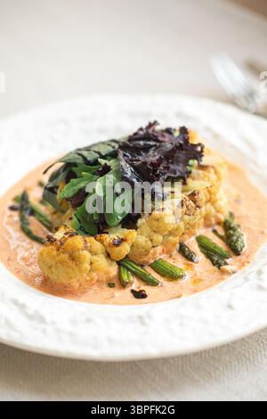 Blumenkohlsteak mit Spargel und Sauce Stockfoto