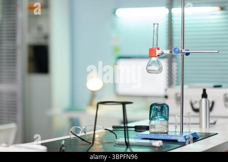 Laborglas einschließlich Erlenmeyerkolben, Becher und Reagenzgläser auf Labortisch mit Schutzbrille, wissenschaftliche Ausrüstung für Experimente im wissenschaftlichen Labor Stockfoto