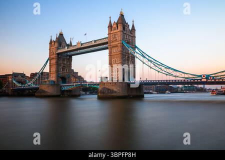 Lange Exposition, Tower Bridge über die Themse in London Stockfoto