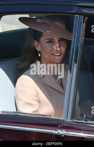 UK. Juli 2025. Catherine, Prinzessin von Wales, sitzt in einem Auto, als sie den französischen Präsidenten Emmanuel Macron und seine Frau Brigitte Macron bei der RAF Northolt in London begrüßt hat. Sie kommen am 8. Juli 2025 zu einem dreitägigen Staatsbesuch in Großbritannien an. Foto: Gonzalo Fuentes/Pool/ABACAPRESS.COM Credit: Abaca Press/Alamy Live News Stockfoto