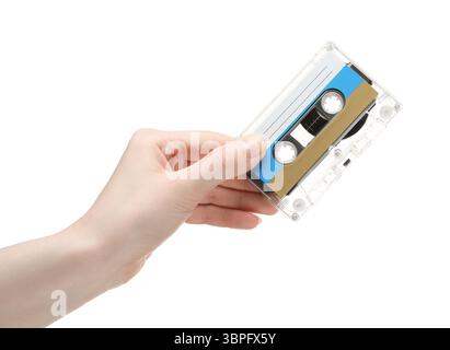 Frau mit Tonkassette mit leerem Etikett auf weißem Hintergrund, Nahaufnahme Stockfoto