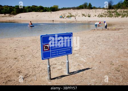 Niederlande; Binnensee in der Nähe des Meeres, wo ein Schild warnt, dass Schwimmen aufgrund von Blaualgen verboten ist. Stockfoto