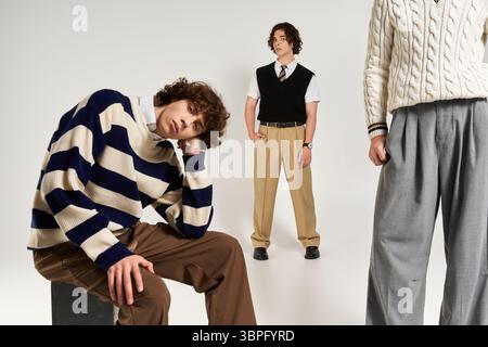 Modische junge Männer teilen einen Moment der Kameradschaft, während sie ihre trendige Kleidung zeigen. Stockfoto